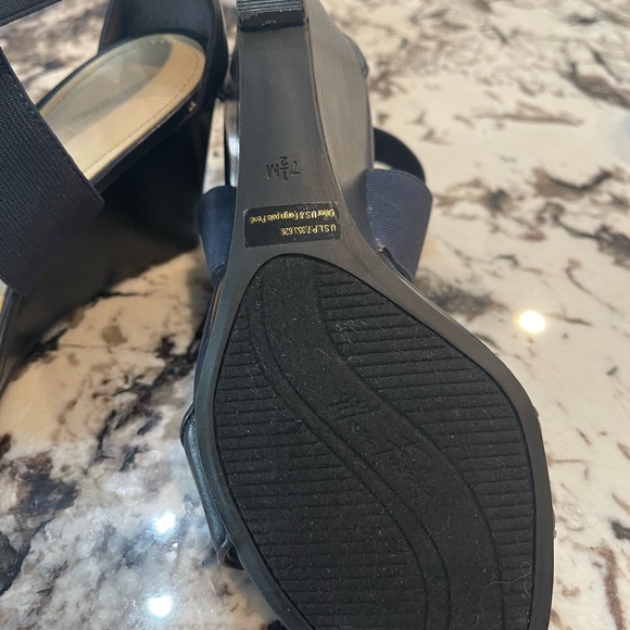 MARC FISHER ELASTIC CROSS STRAP WEDGE - Picture 7 of 8